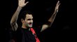 Roger Federer zdraví fanoušky na Turnaji mistrů v Londýně, kde ve druhém zápase porazil Itala Berrettiniho