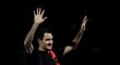 Roger Federer zdraví fanoušky na Turnaji mistrů v Londýně, kde ve druhém zápase porazil Itala Berrettiniho