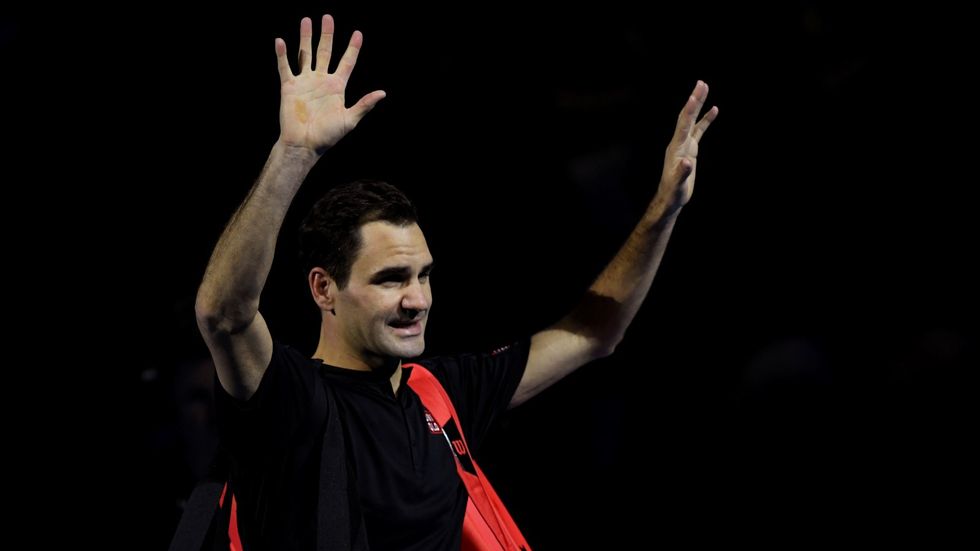 Roger Federer zdraví fanoušky na Turnaji mistrů v Londýně, kde ve druhém zápase porazil Itala Berrettiniho