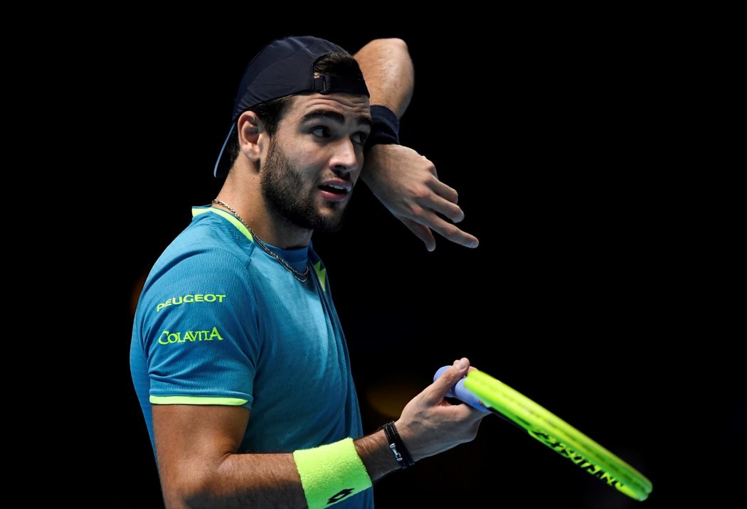 Italský tenista Matteo Berrettini v utkání s Rogerem Federerem na Turnaji mistrů v Londýně