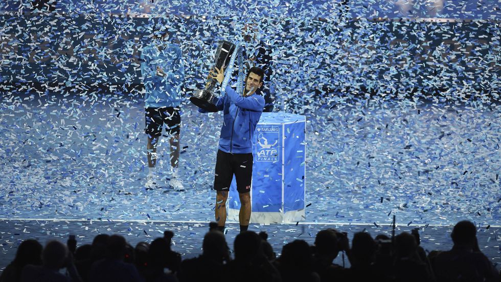 Srbský tenista Novak Djokovič počtvrté za sebou zvedá pohár pro vítěze Turnaje mistrů, to se před ním ještě nikomu nepodařilo...