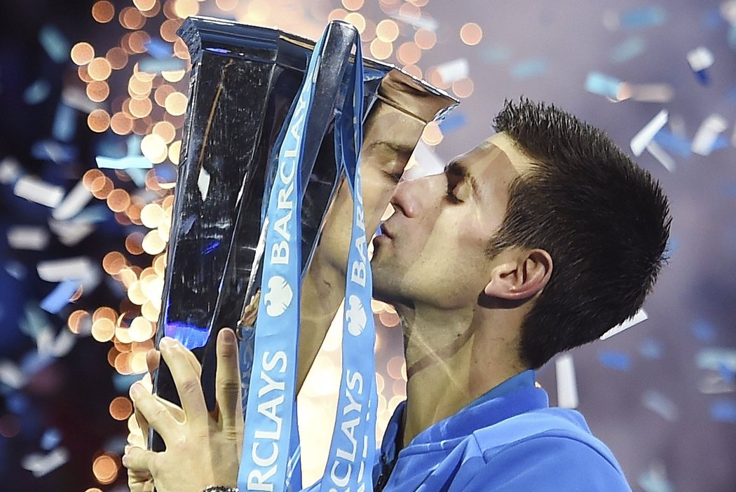Zrcadlo, zrcadlo, kdo je na světě nejlepší? Novak Djokovič líbá pohár pro vítěze Turnaje mistrů, který získal počtvrté za sebou a celkem popáté