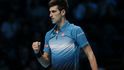 Novak Djokovič se raduje ve finále Turnaje mistrů proti Rogeru Federerovi