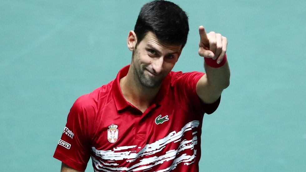 Srbská tenisová jednička Novak Djokovič se raduje v utkání s francouzským hráčem Benoitem Pairem během Davis Cupu