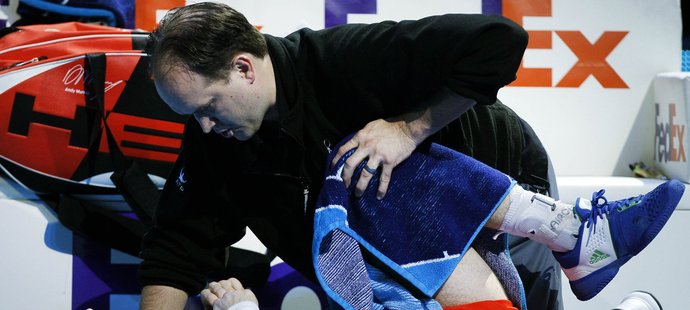 Andy Murray si musel vyžádat ošetření v duelu s Davidem Ferrerem, v úterý pak z Turnaje mistrů odstoupil