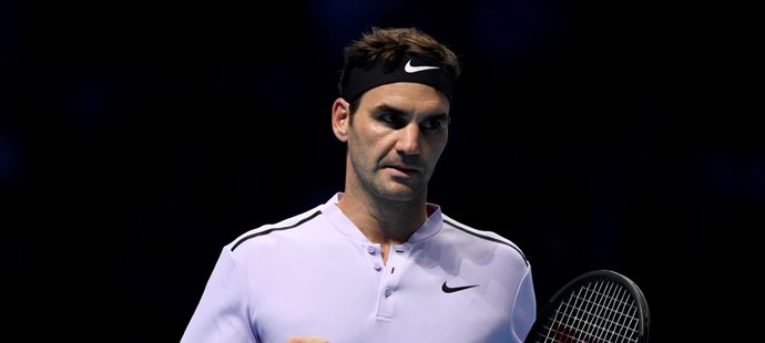 Šestinásobný vítěz Turnaje mistrů Roger Federer porazil v Londýně německého tenistu Alexandera Zvereva a postoupil do semifinále