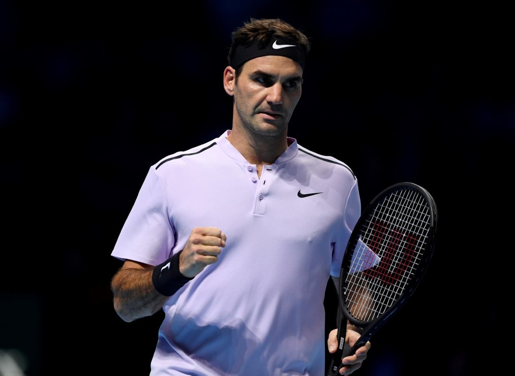 Šestinásobný vítěz Turnaje mistrů Roger Federer porazil v Londýně německého tenistu Alexandera Zvereva a postoupil do semifinále