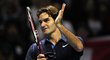 Roger Federer slaví vítězství nad Mardy Fishem