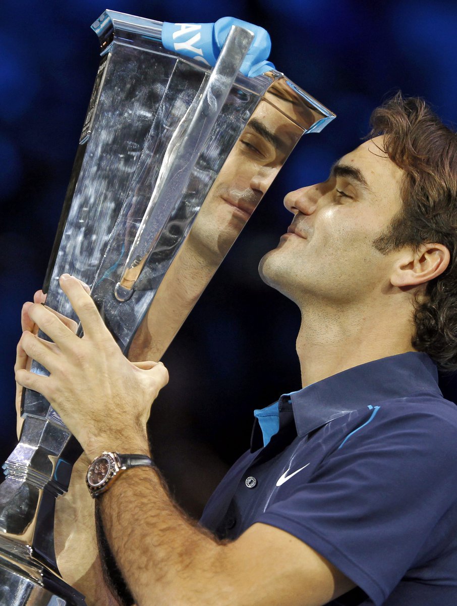 Roger Federer se raduje s trofejí pro vítěze Turnaje mistrů