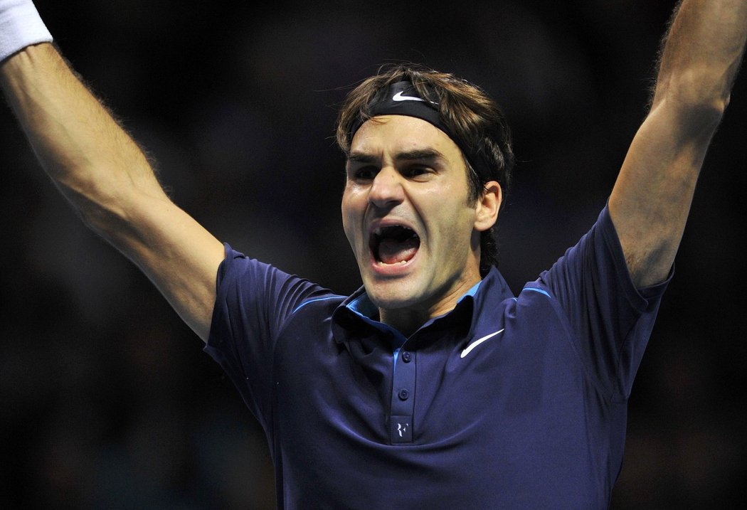 Roger Federer se raduje z vítězství nad Francouzem Tsongou, které pro něj znamená šestý titul z Turnaje mistrů