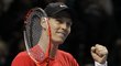Tomáš Berdych slaví vítězství nad Jankem Tipsarevičem, díky kterému drží šanci na postup do semifinále Turnaje mistrů