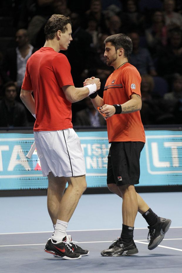 Tomáš Berdych doběhl Tipsarevičovi podast ruku na druhou stranu sítě Tomáš Berdych doběhl Tipsarevičovi podast ruku na druhou stranu sítě