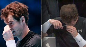 Jak rozhodit Nadala? Murray si stříhal vlasy přímo na kurtu