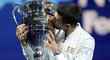 Novak Djokovič s trofejí pro světovou jedničku na konci roku