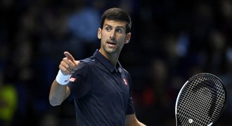 Djokovič urval postup do semifinále, Thiem v duelu nováčků udržel naději