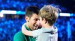 Novak Djokovič si užívá vítězství na Turnaji mistrů se svým synem 