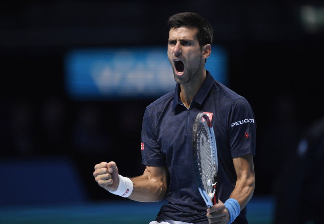 Novak Djokovič se raduje v semifinále Turnaje mistrů proti Japonci Nišikorimu