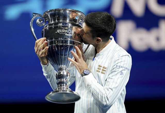 Novak Djokovič s trofejí pro světovou jedničku na konci roku