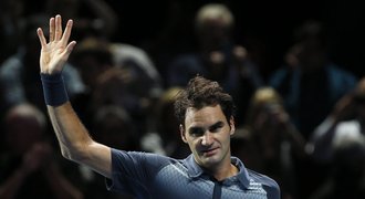 Djokovič vydřel s Del Potrem postup, Federer drží naději