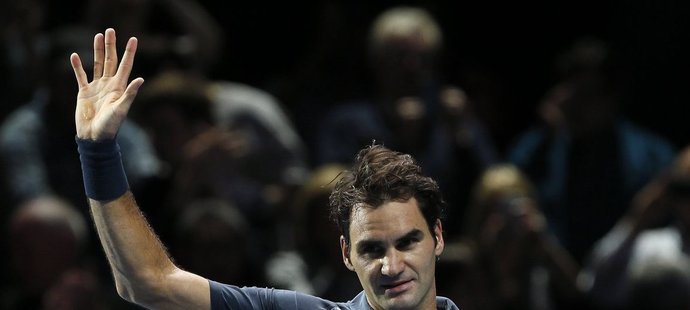 Roger Federer děkuje fanouškům po výhře nad Francouzem Gasquetem na Turnaji mistrů