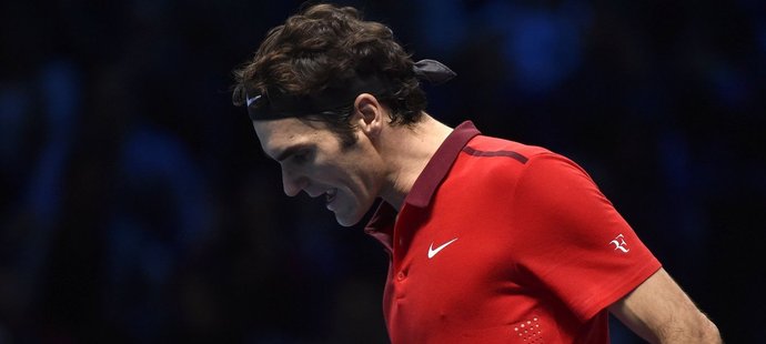 Roger Federer se raduje v semifinále Turnaje mistrů proti krajanu Wawrinkovi
