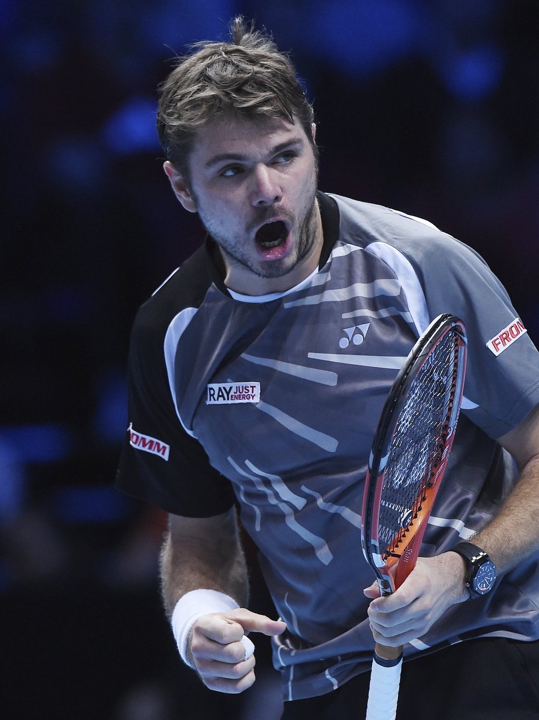 Stanislas Wawrinka se hecuje v zápase proti Rogeru Federerovi