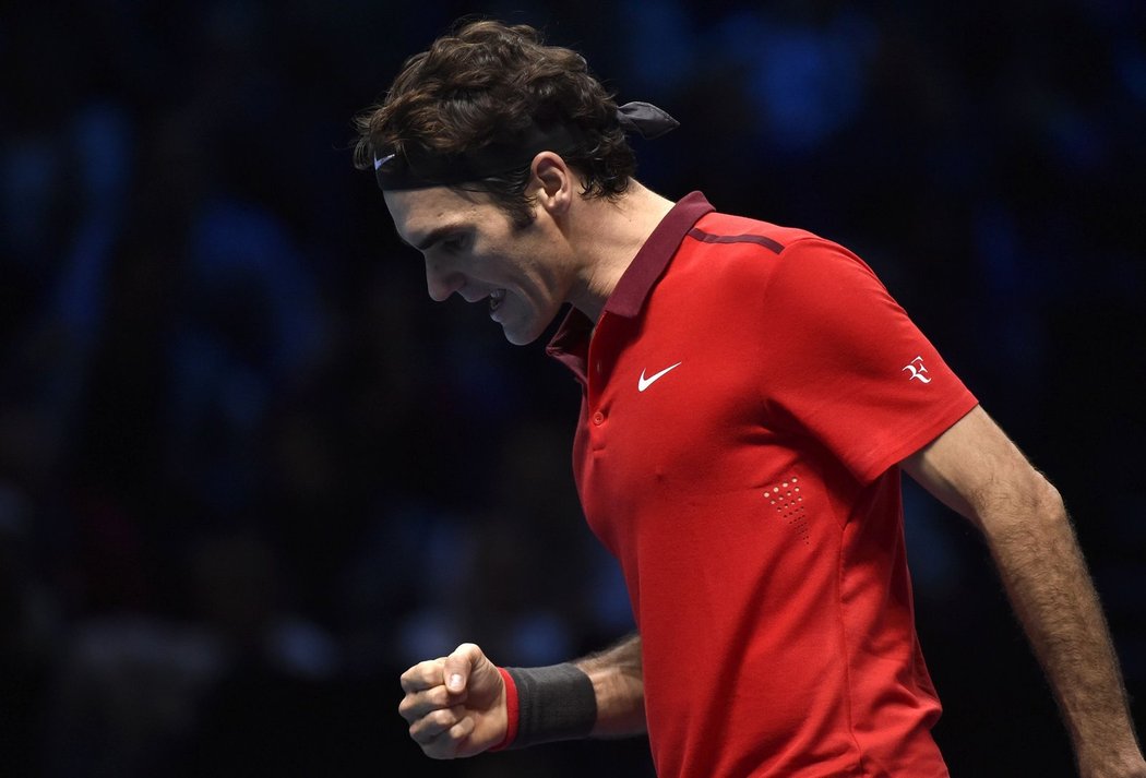 Roger Federer se raduje v semifinále Turnaje mistrů proti krajanu Wawrinkovi