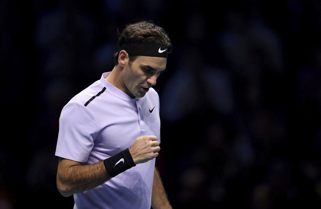 Roger Federer se raduje v zápase proti Jacku Sockovi na Turnaji mistrů