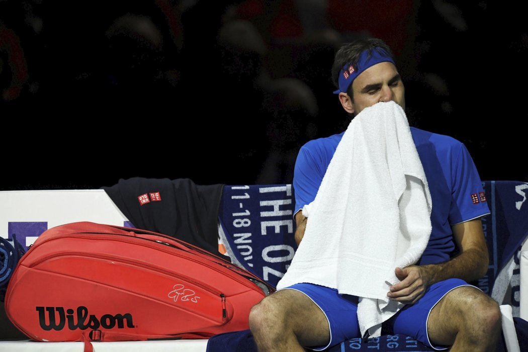Roger Federer odpočívá během zápasu s Keiem Nišikorim na Turnaji mistrů
