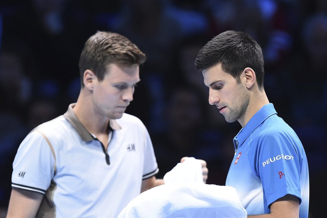 Tomáš Berdych a Novak Djokovič se potkávají při změně stran ve vzájemném zápase na Turnaji mistrů