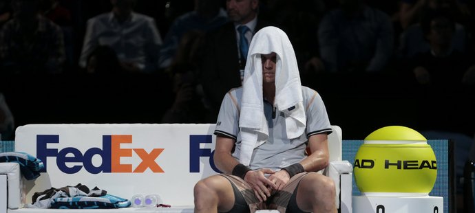 Tomáš Berdych ukrytý v ručníku v pauze při zápase s Novakem Djokovičem