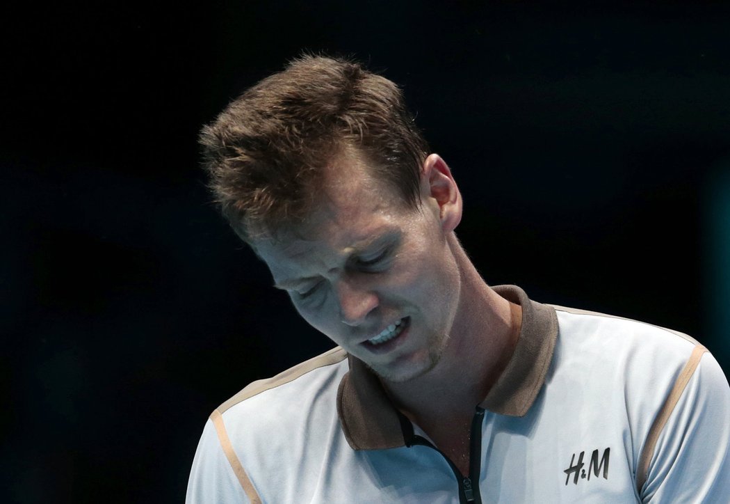 Zklamaný Tomáš Berdych v zápase s Novakem Djokovičem na Turnaji mistrů