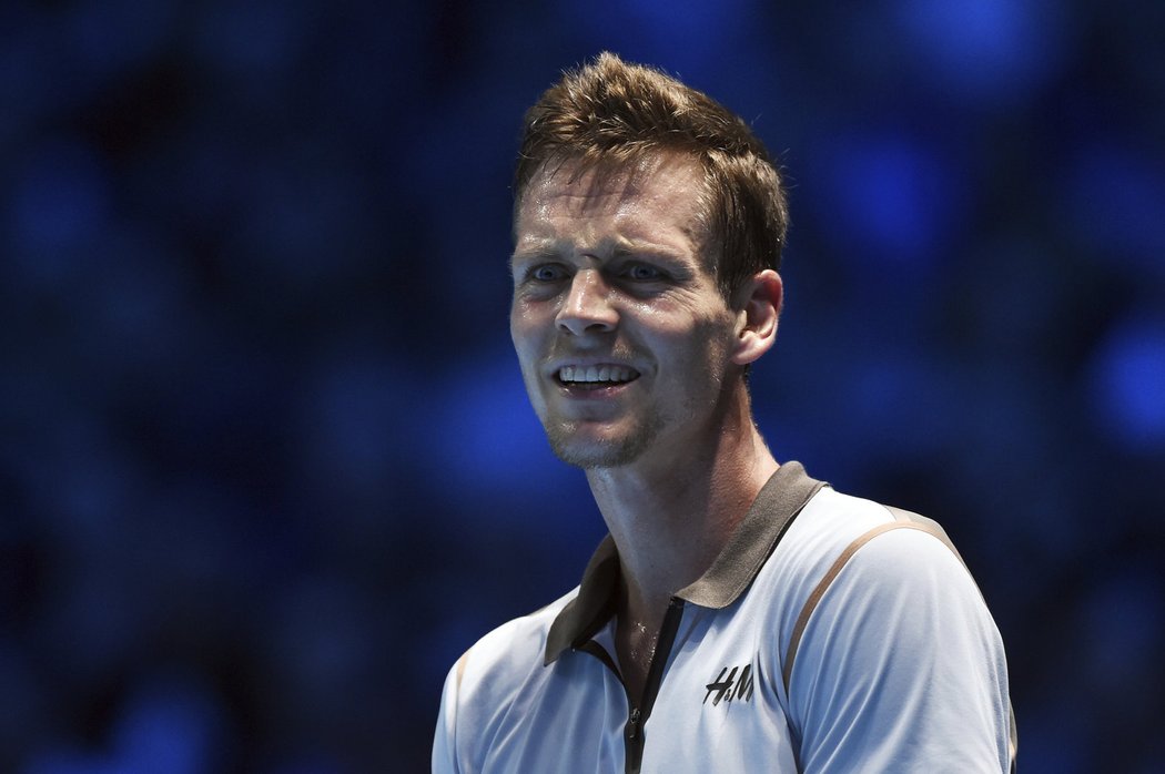 Tomáš Berdych a jeho zklamaný výraz v duelu se světovou jedničkou Novakem Djokovičem na Turnaji mistrů