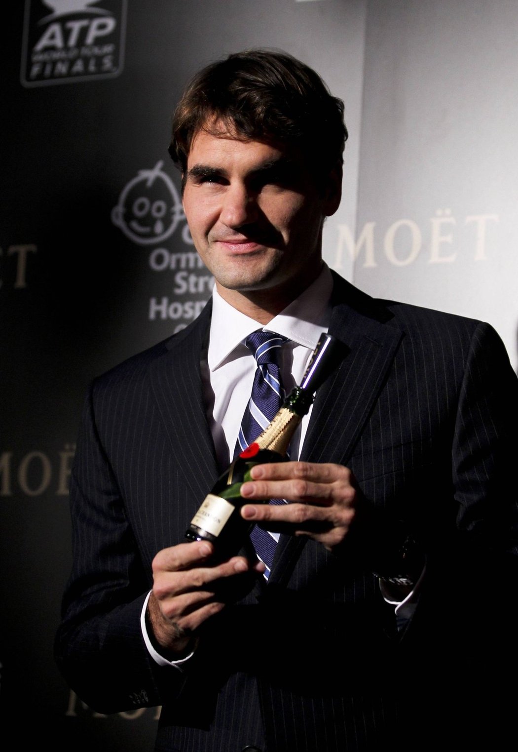 Rogeru Federerovi to v obleku sluší