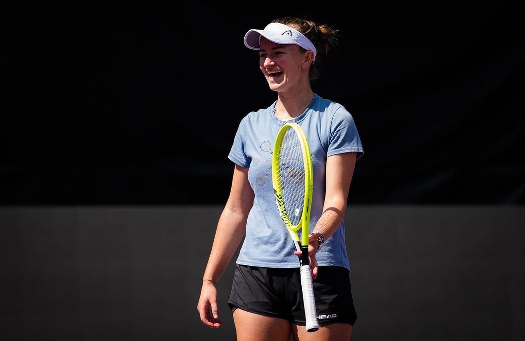 Usměvavá Barbora Krejčíková na tréninku před startem Turnaje mistryň