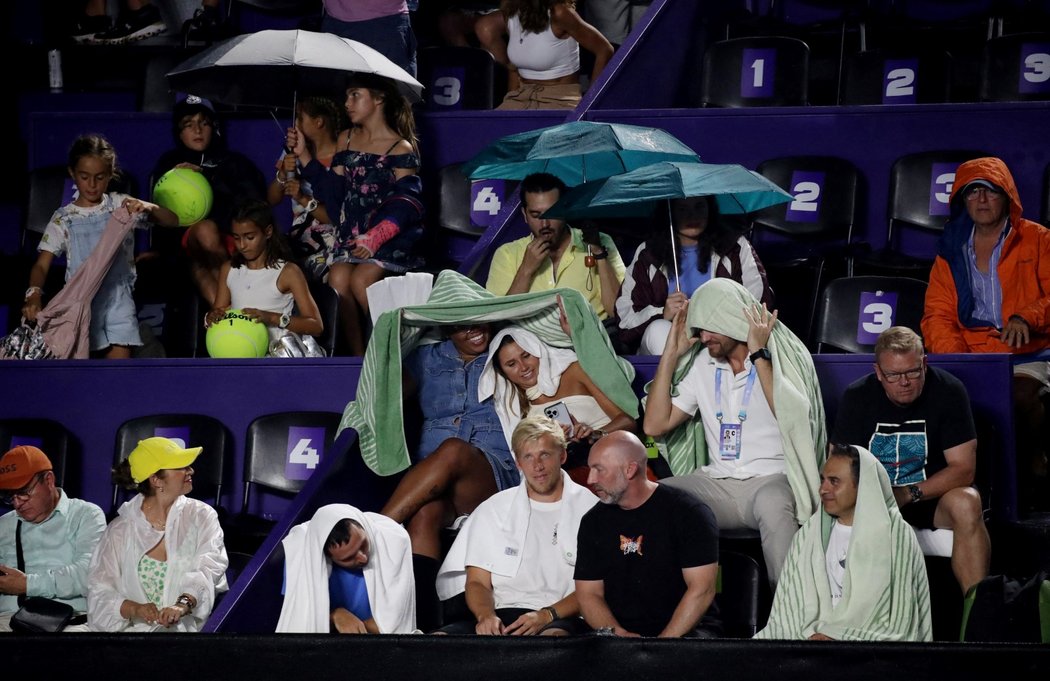 Turnaj mistryň narušilo deštivé počasí. Pořádání turnaje v Mexiku na sklonku hurikánové sezony tak znovu nahrálo kritikům WTA...