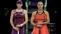 Jelena Rybakinová (vlevo) a Aryna Sabalenková před finále Turnaje mistryň