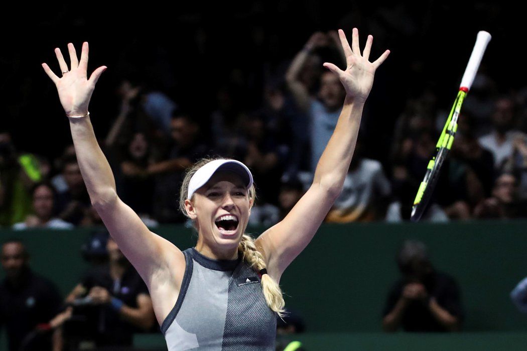 Vítězné gesto Caroline Wozniacké po triumfu ve finále Turnaje mistryň
