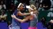 Venus Williamsová gratuluje Caroline Wozniacké k triumfu ve finále Turnaje mistryň