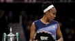 Venus Williamsová s trofejí pro poraženou finalistku Turnaje mistryň