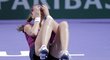 Petra Kvitová padá na zem po triumfu na Turnaji mistryň