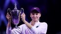 Kazašská tenistka Jelena Rybakinová s trofejí pro vítězku Turnaje mistryň