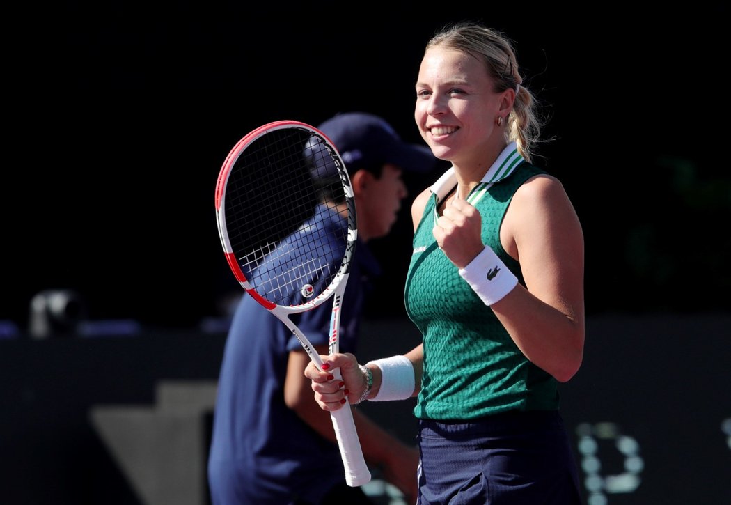 Anett Kontaveitová se raduje z vítězství nad Karolínou Plíškovou na Turnaji mistryň