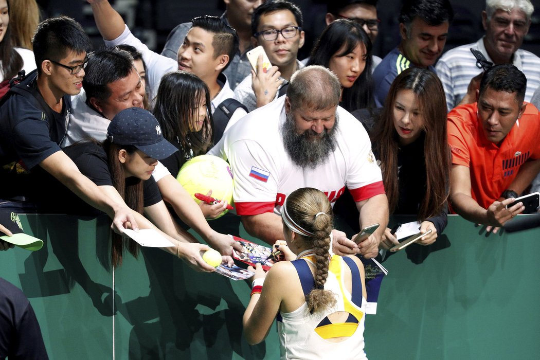 Jelena Ostapenková s fanoušky po utkání s Karolínou Plíškovou