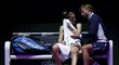 Karolína Plíšková na lavičce poslouchá pokyny kouče Jiřího Vaňa během zápasu proti Světlaně Kuzněcovové