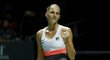 Karolína Plíšková se raduje z vítězství nad Venus Williamsovou v úvodním zápase na Turnaji mistryň