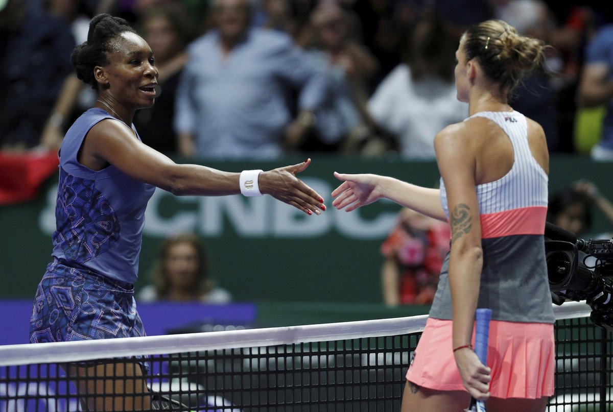 Venus Williamsová (vlevo) gratuluje Karolíně Plíškové k výhře v úvodním zápase Turnaje mistryň