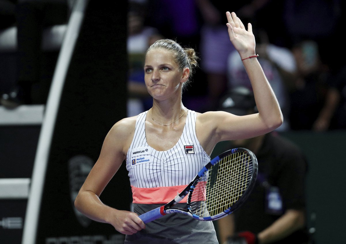 Karolína Plíšková děkuje fanouškům po svém vítězství nad Venus Williamsovou na úvod Turnaje mistryň
