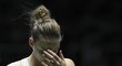 Karolína Plíšková se drží za hlavu v semifinále Turnaje mistryň proti Caroline Wozniacké