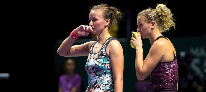 Světové jedničky Krejčíková a Siniaková porazily v Singapuru Sestini Hlaváčkovou a Strýcovou 6:3, 6:2 a jsou ve finále tenisového Turnaje mistryň.